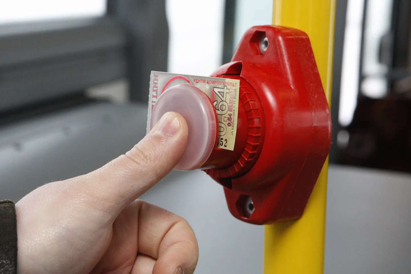 Bussipiletid kaovad Tartus ajalukku. Neid, nagu ka ID-pileteid, müüakse selle aasta lõpuni ja neid saab kasutada tuleva aasta märtsi lõpuni. Juba septembri alguses hakkab Tartus tööle elektroonilise bussipileti süsteem.