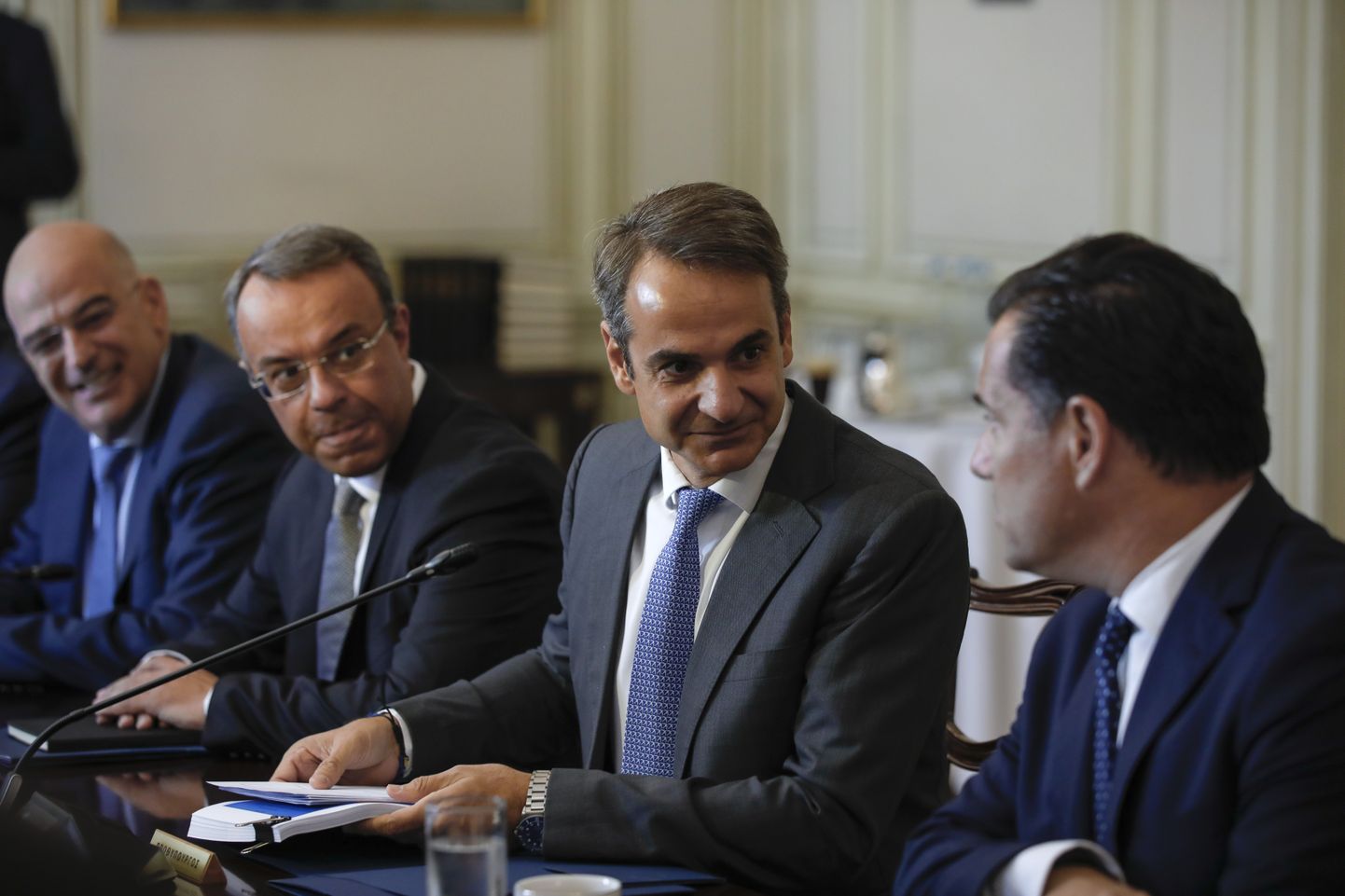 Kreeka peaminister Kyriákos Mitsotákis (paremalt teine) esmaspäeval riigi rändepoliitika arutamiseks kokku kutsutud valitsuse istungil Ateenas.