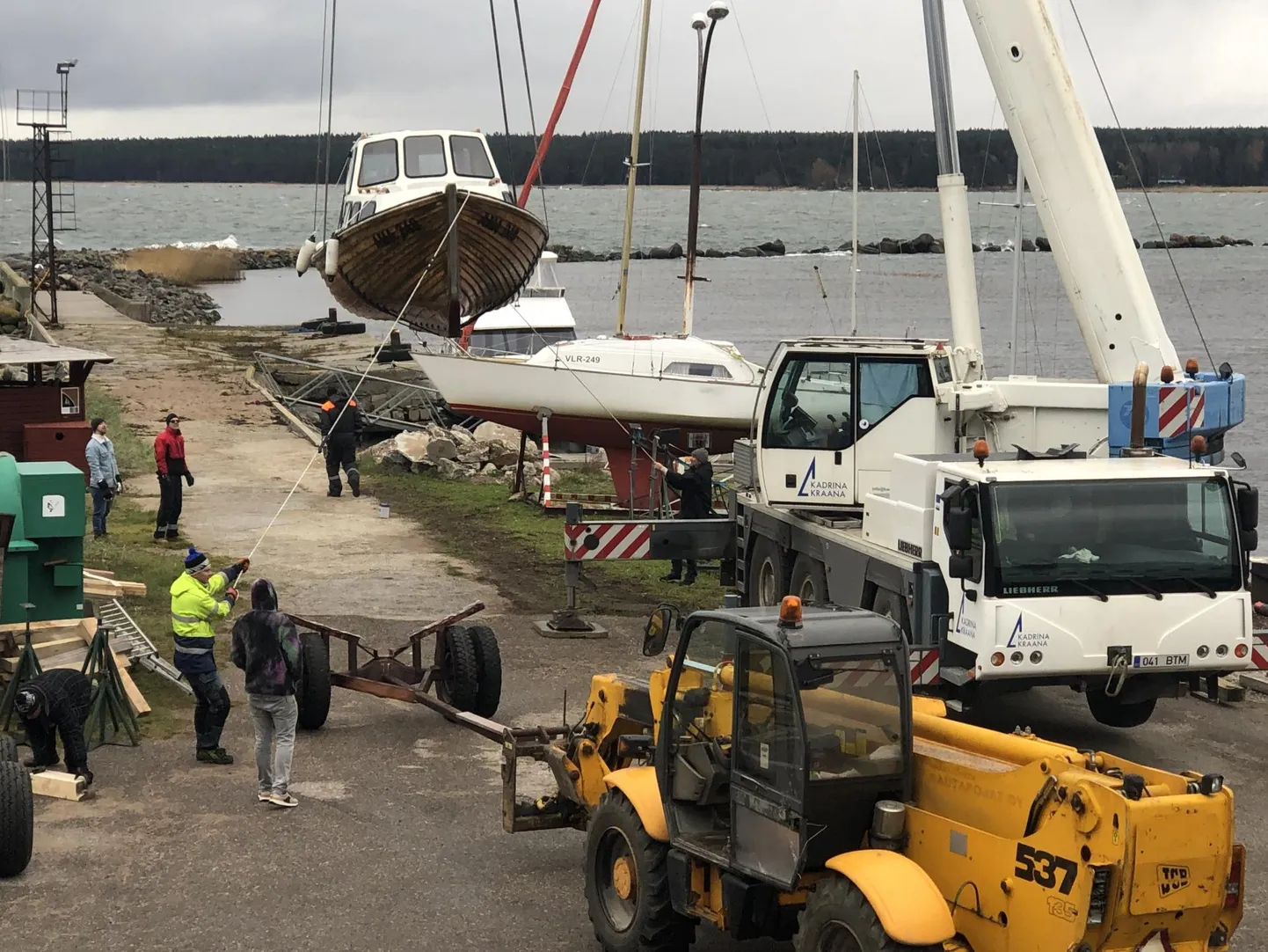 Laupäeval tõsteti Vergi sadamakai äärest kuivale kõik väikesed ja suured alused. Hooaeg sai selleks korraks läbi.