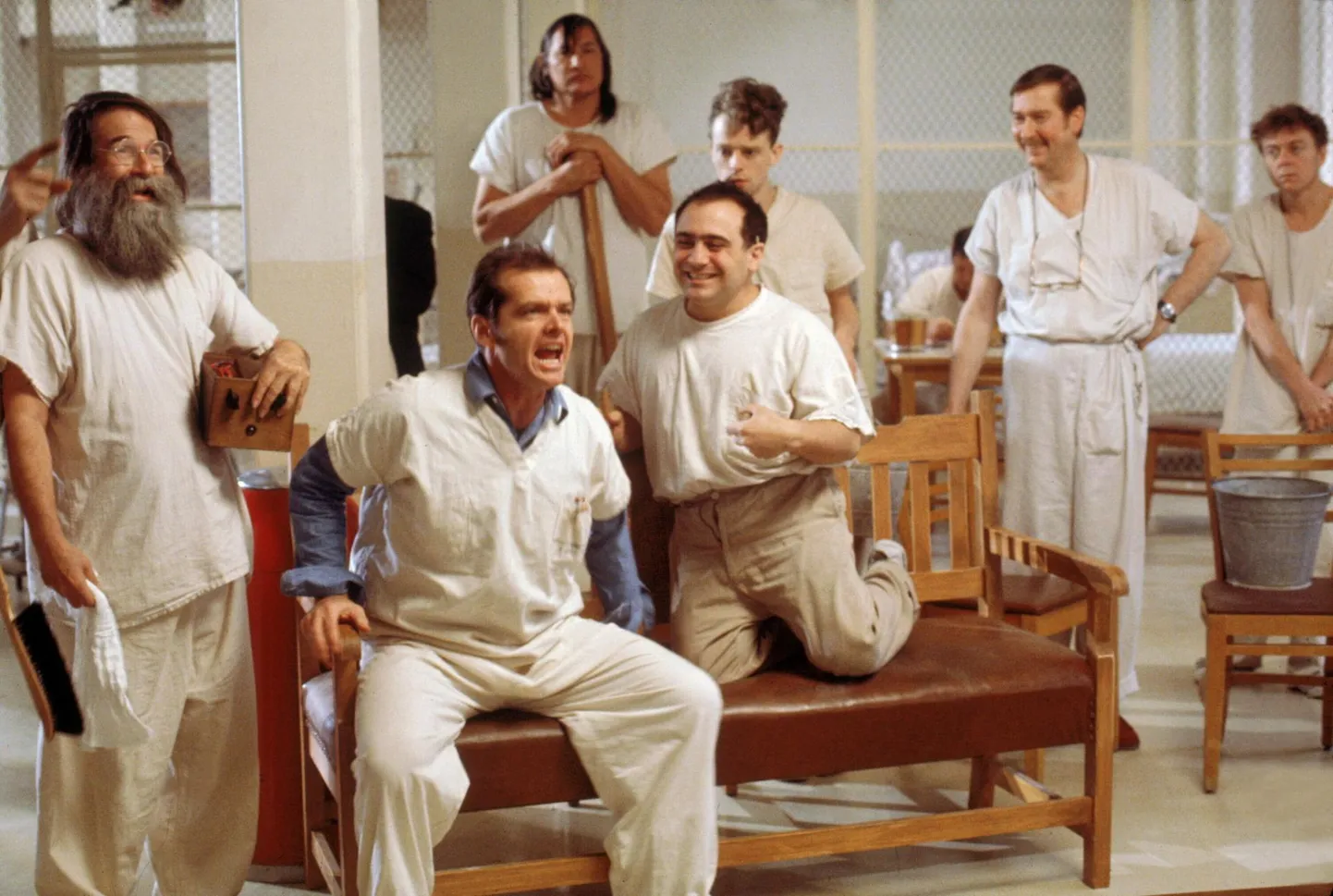 Randall McMurphy (Jack Nicholson) ja tema valgetes särkides sõpruskond filmis «Lendas üle käopesa». 