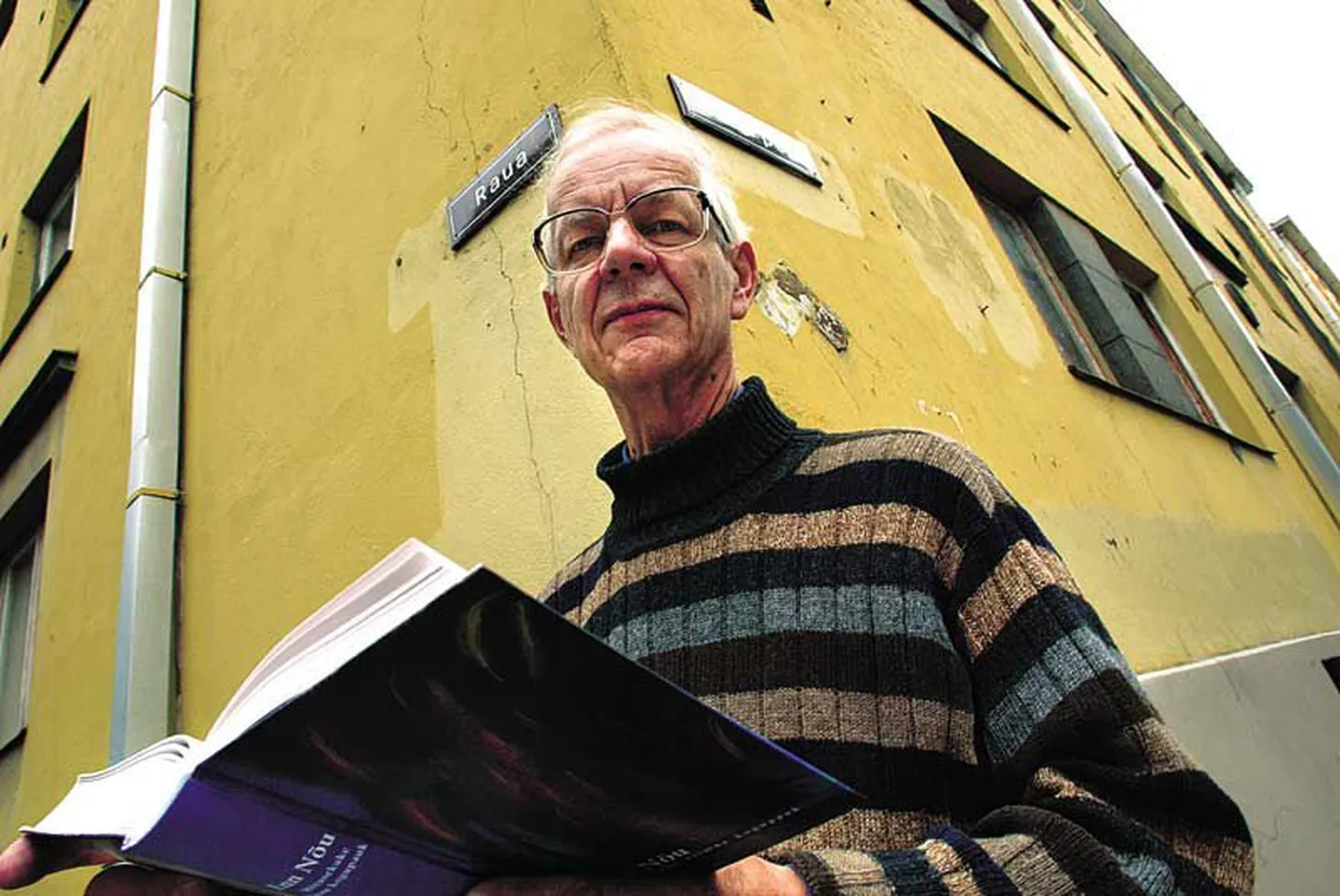 Kirjanik Enn Nõu kodumaja ees Tallinnas Raua tänaval.
