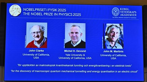 Nobela prēmiju fizikā piešķir trim zinātniekiem par atklājumiem kvantu mehānikā