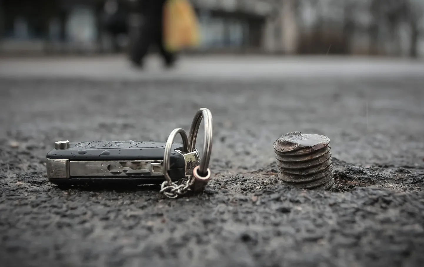 Tallinna maanteel asunud reklaamtahvli polt, mille otsa koperdanud naine kukkus katki käed ja põlved.