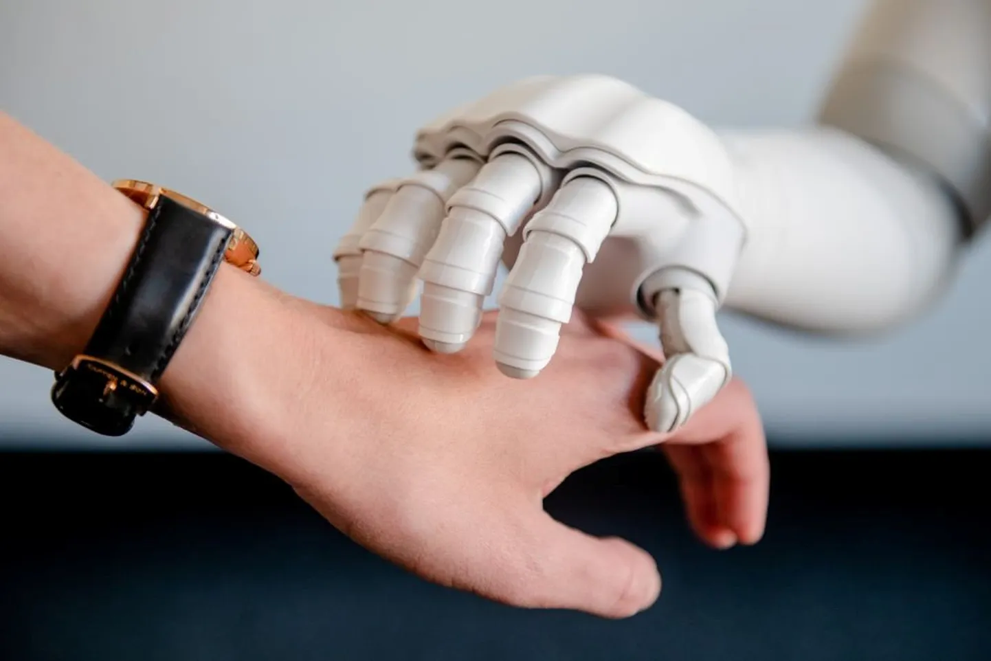 Humanoidroboti puudutus võib inimesi õnnelikumaks muuta.