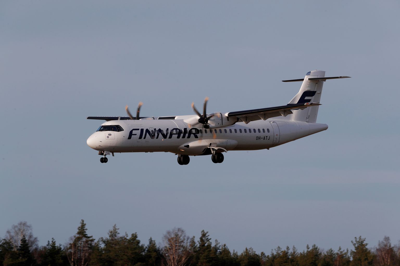 Finnairi lennuk maandumas Riia lennujaama.