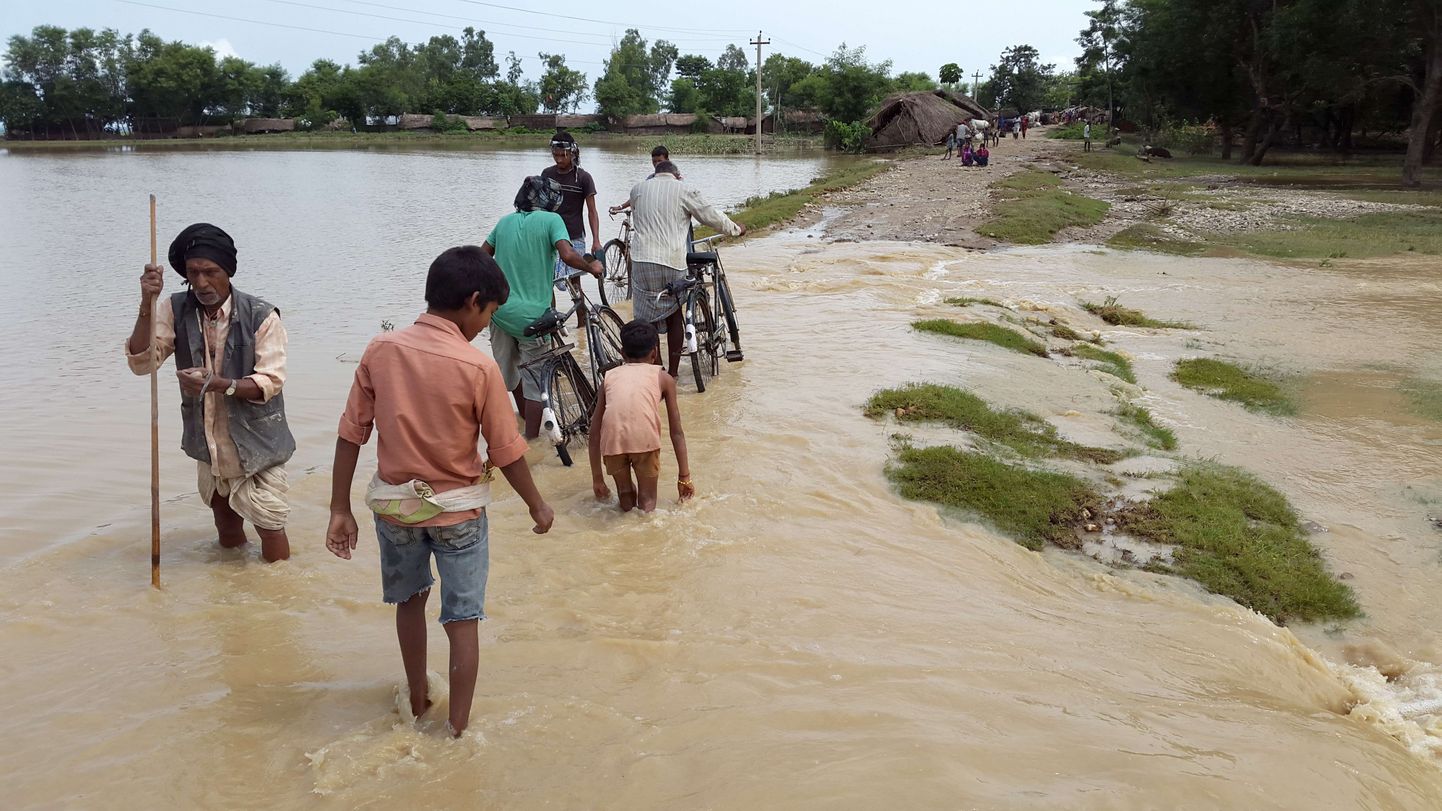 Nepaali külaelanikud pidid eile liikumiseks veevoogudest läbi kahlama. Foto on tehtud Kathmandust 351 kilomeetri läänes asuvas Bankes.