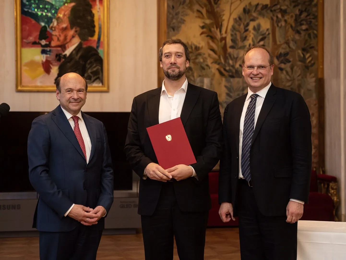 Austria riik esimese eestlasena bass Ain Angerit Kammersängeri tiitliga.