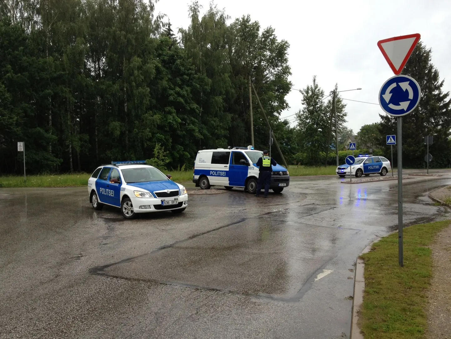 Pildil Kasesalu-Hipodroomi-Talurare tänava ringristmik Tartus, kus politsei eest põgenenud mees tegi avarii. Masina teekond lõppes paarsada meetrit kaugemal Männimetsa teel.