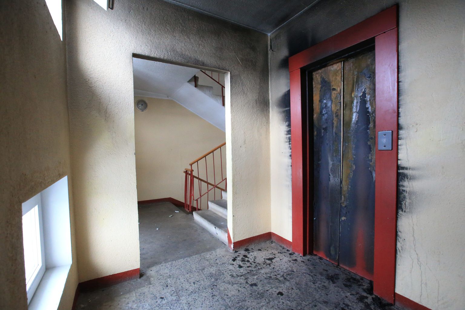 Утром 20 ноября в 5:36 в Центр тревоги поступило сообщение о дыме в подъезде девятиэтажного дома в Тарту. Возгорание произошло в застрявшем между пятом и шестым этажами лифте.