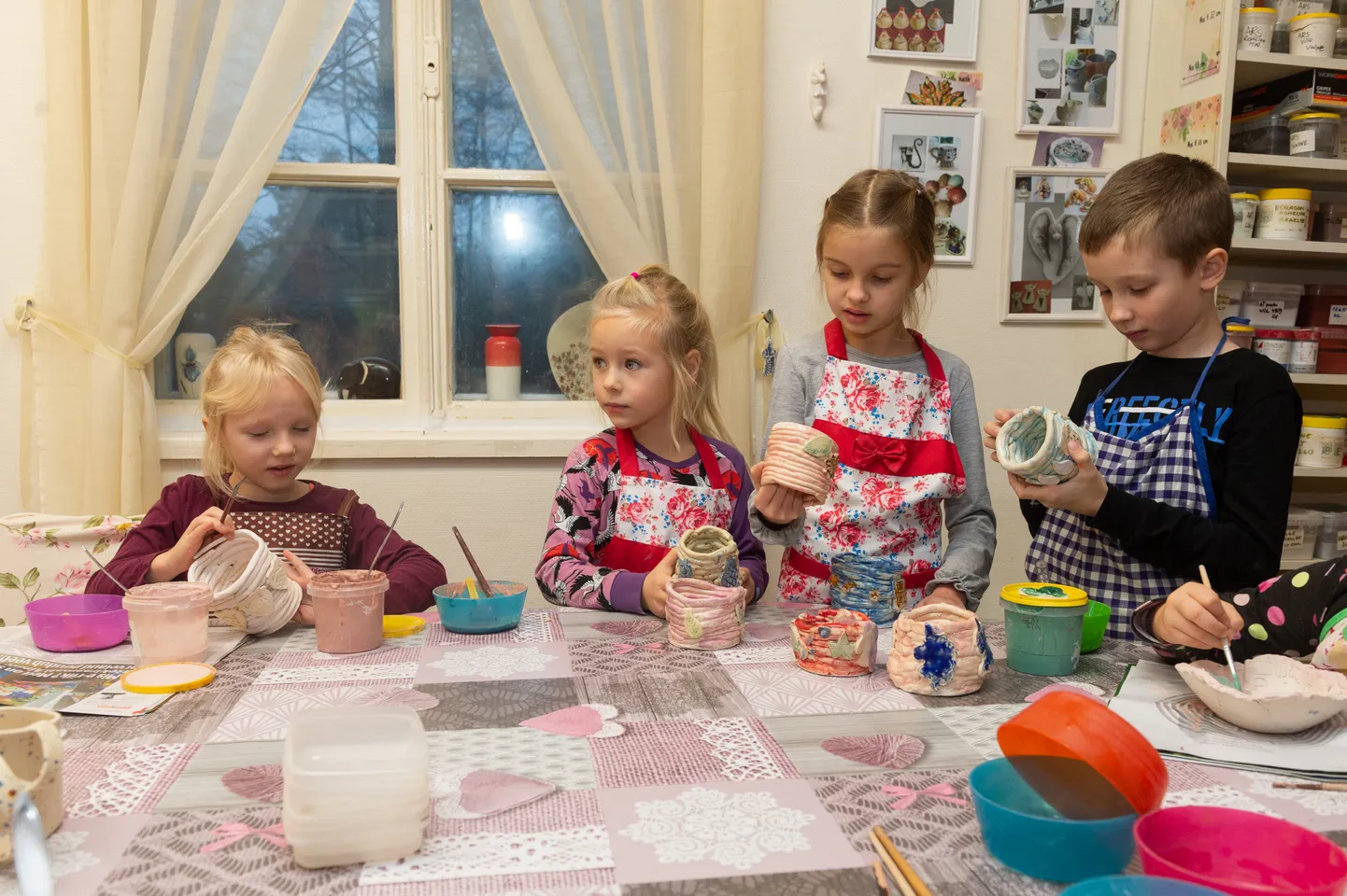 Keraamikaringis valmivad nii tassid, pliiatsitopsid kui ka kausid.