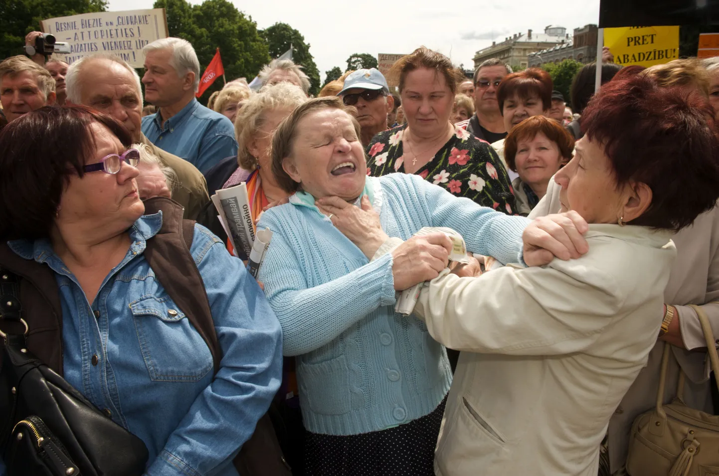 Kaks tülli pööranud Läti pensionäri 2009. aasta meeleavaldusel valitsuse kokkuhoiumeetmete vastu.