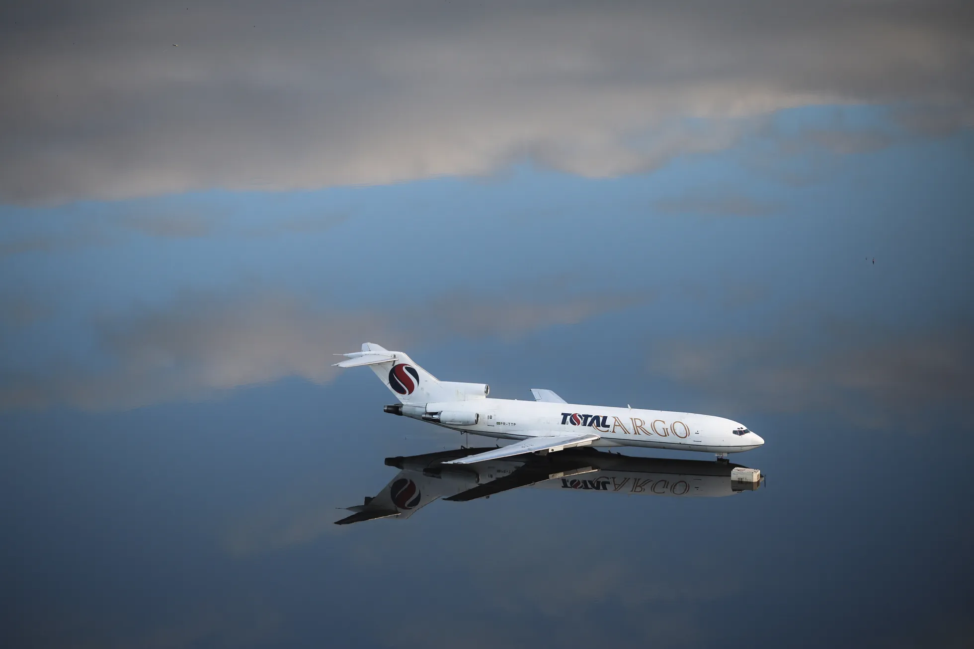 Mahajäetud Boeing 727-200 on ümbritsetud üleujutusveest Salgado Filho rahvusvahelises lennujaamas. Porto Alegre, Rio Grande do Sul, Brasiilia. Lõuna-Ameerika, üksikfotod.