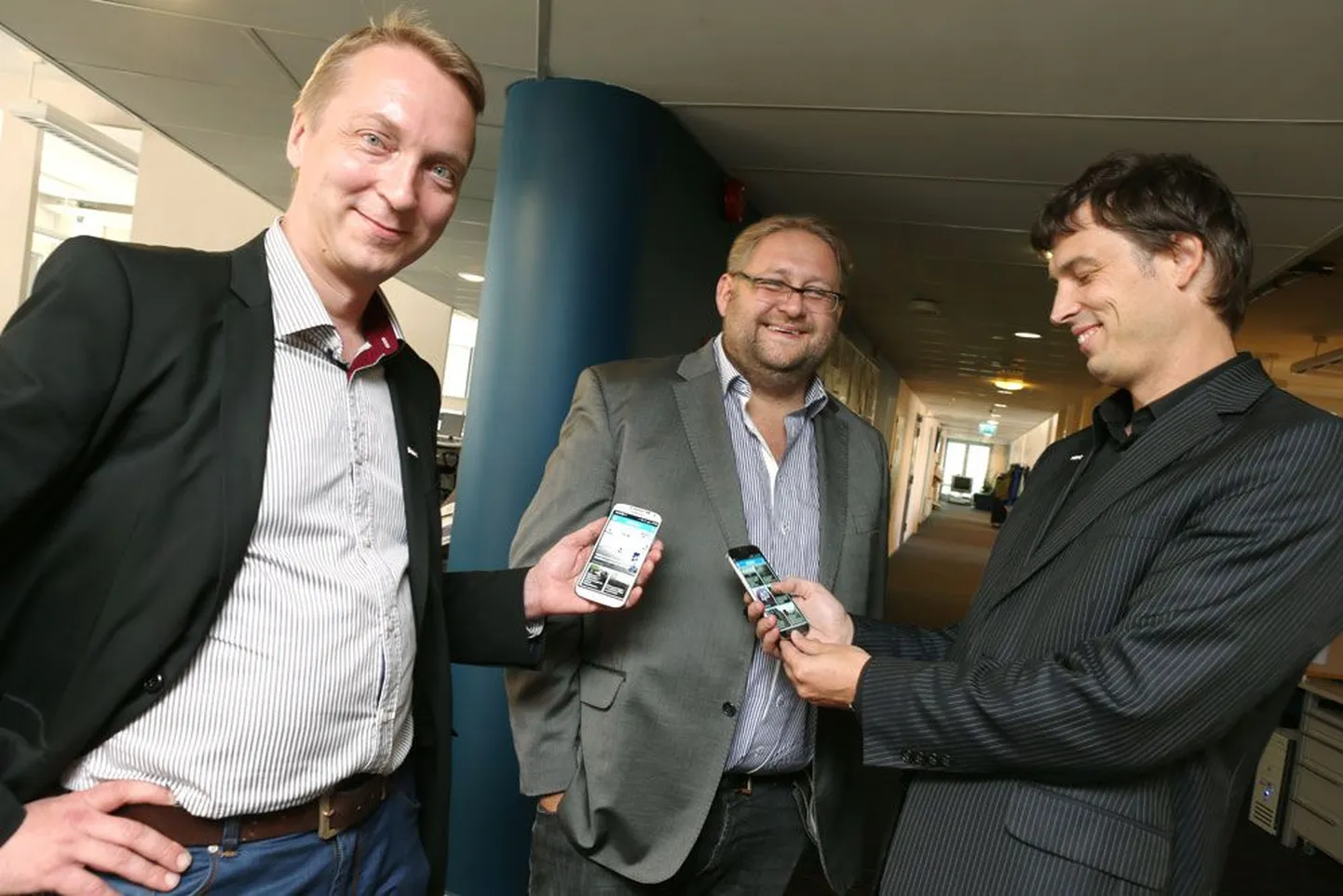 Curlify juht Harri Myllynen (vasakult), Postimehe vastutav peatoimetaja Anvar Samost ja lehe arendus- ja turundusdirektor Jaanus Lillenberg tutvuvad Androidi uue äpiga, mis pakub senisest mugavamat lugemiskogemust.
