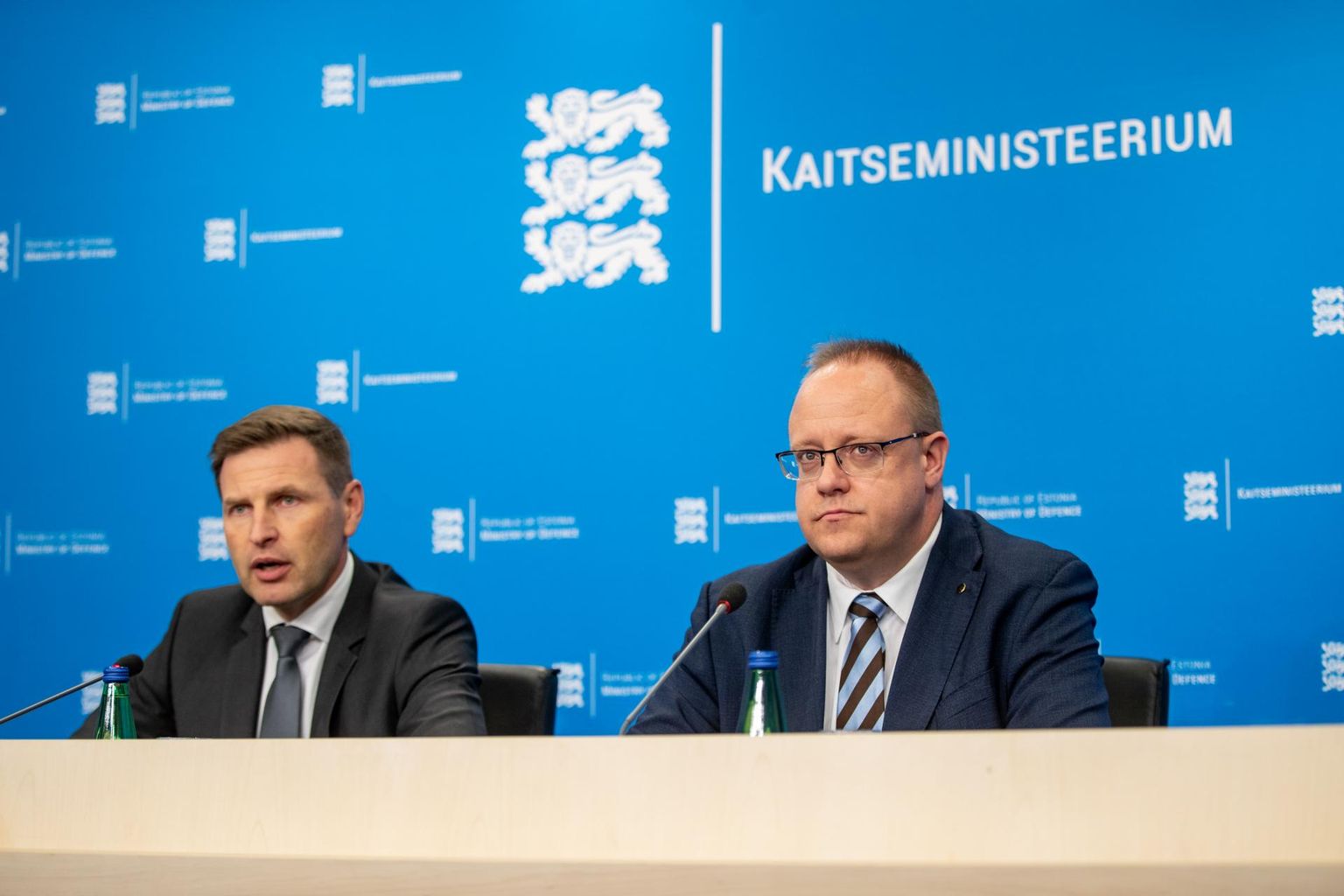 Kaitseminister Hanno Pevkur (vasakul) esitas välisluureameti uueks peadirektoriks läbi ja lõhki luuraja Kaupo Rosina.