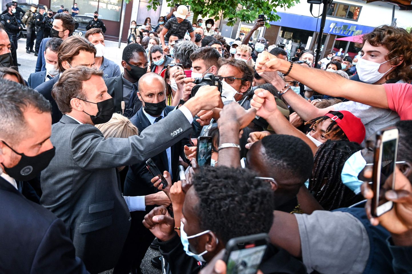 Prantsuse president Emmanuel Macron rahvaga kohtumas.