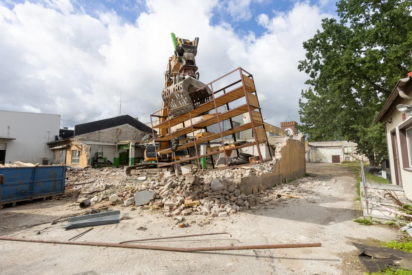 Töökoja lammutamisel leiti ruumidest ka metallriiuleid.