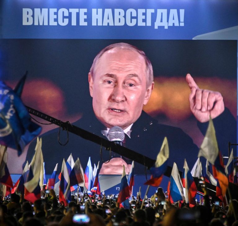 Vene president Vladimir Putin on näha ekraanil Moskvas Punasel väljakul.