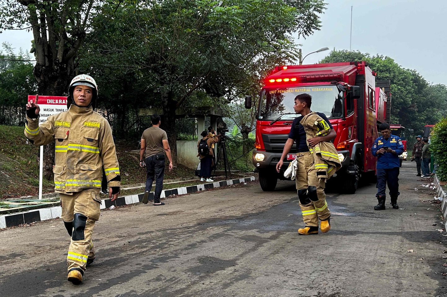 Tuletõrjujad lahkumas pärast põlengu kustutamist Indoneesia pealinna lähedal asuvas laskemoonalaos.