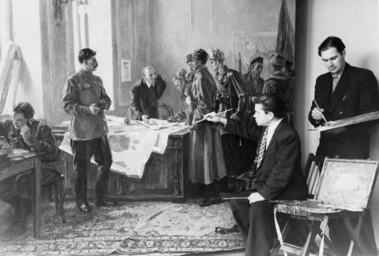 Kunstnikud Evald Okas ja Elmar Kits maaliga «Eesti punakaartlased Lenini ja Stalini juures». 1950. aastate algus. Eesti Kunstimuuseumi fotokogu.