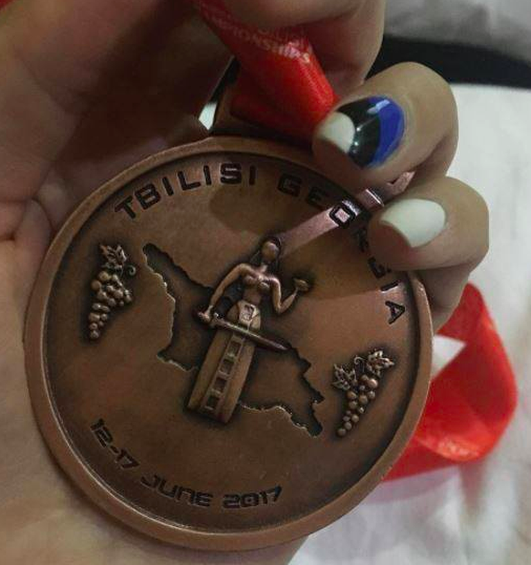 Enne jaaniaega postitas naine ka pildi oma viimatisest medalist, seejuures on näha, et naine on ka enda küüned võõbanud sinimustvalgeks! / facebook