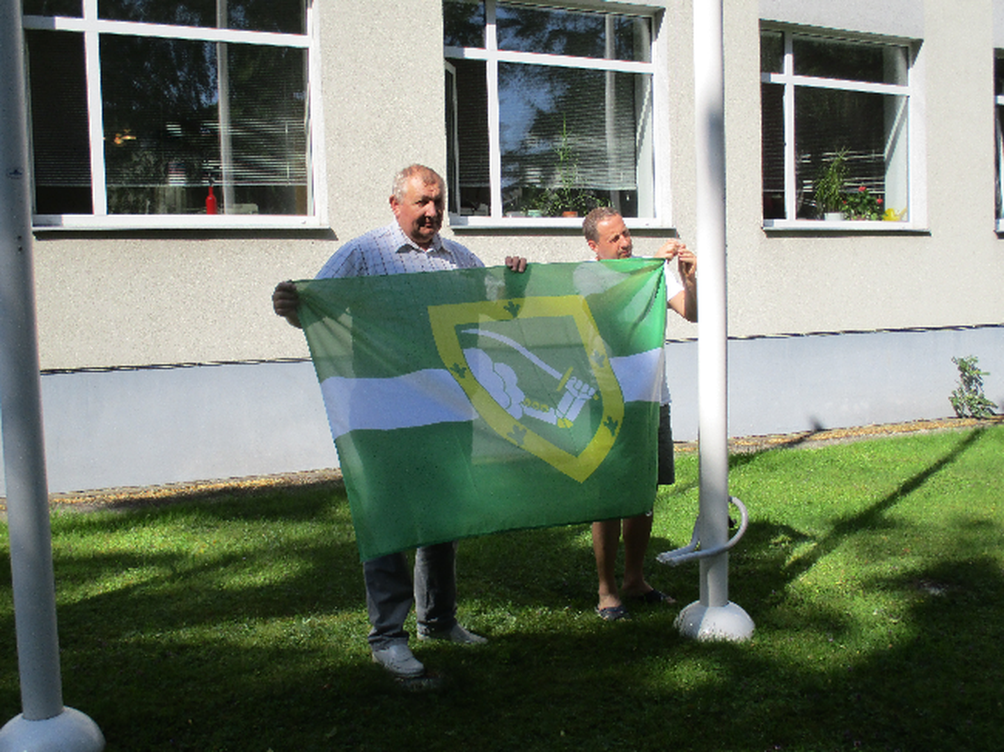 Lipu heiskasid Valga asevallavanem Viktor Mägi ja valla majandushalduse spetsialist Janek Rennu.