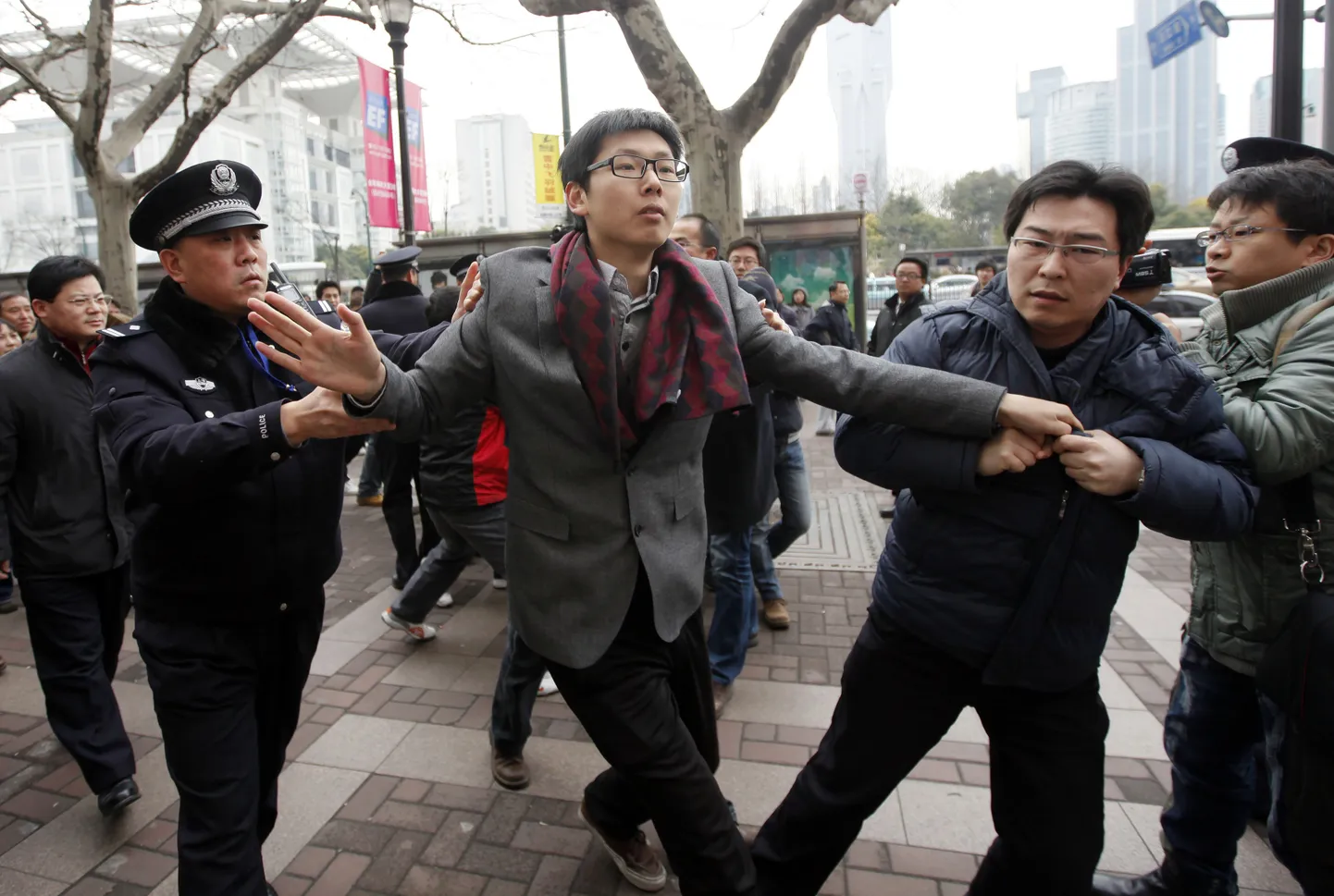 Hiina politsei inimõigusaktivisti arreteerimas