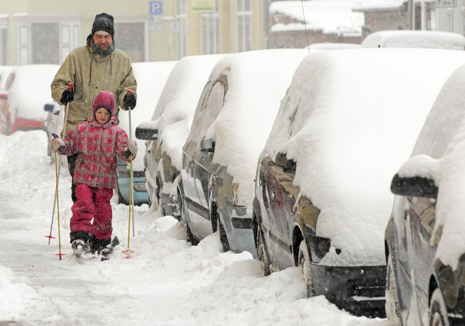 Lumavaiba all olev Saksamaa. Foto linnas suusatavast isast ja tütrest on Erfurdis.