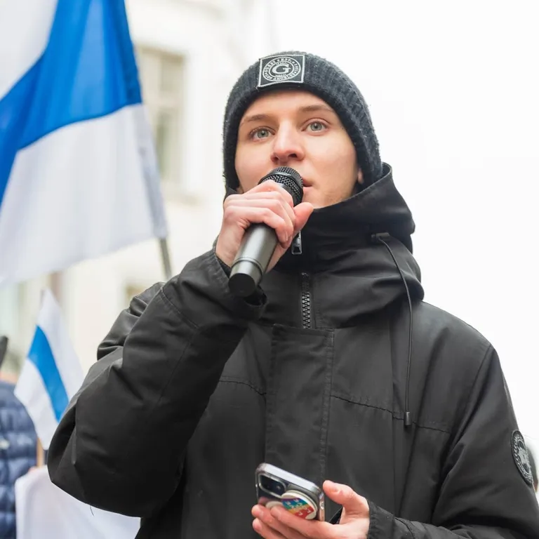 Координатор Reforum Space Tallinn Артем Тюрин на митинге у посольства РФ в Таллинне.