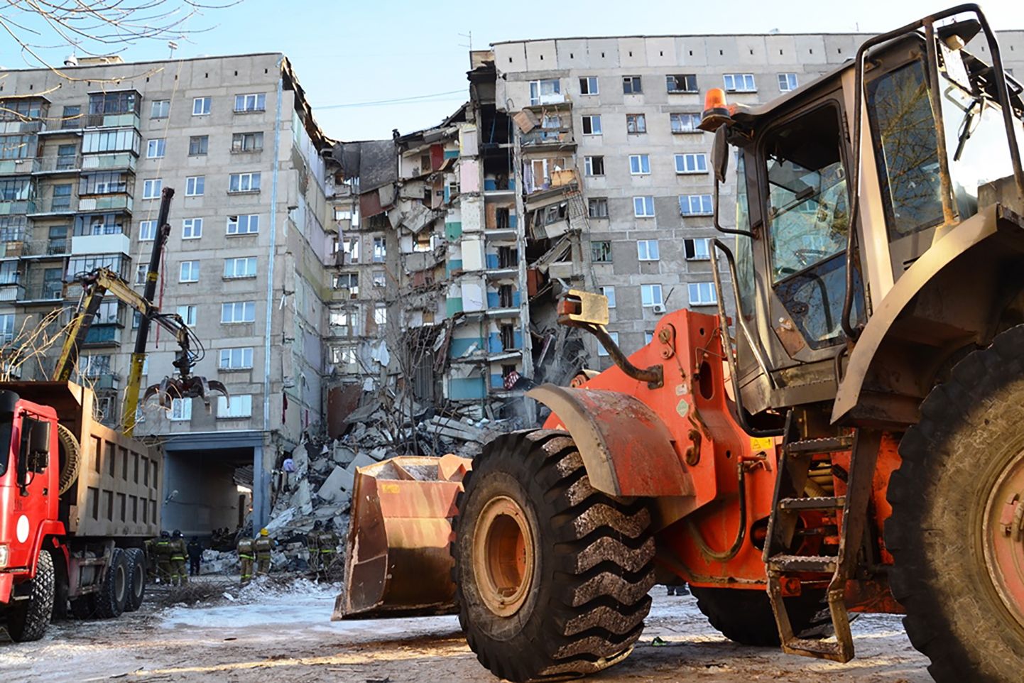 Ранним утром 31 декабря в Магнитогорске обрушился подъезд десятиэтажного жилого дома.