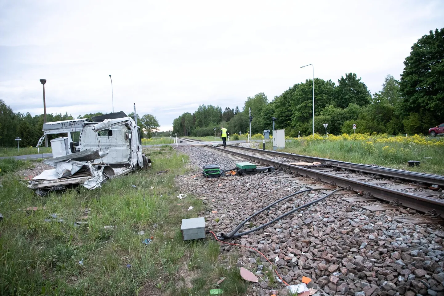 Rongile ette sõitnud kaubik purunes täielikult, kahjustada said ka Elroni reisirong ja raudteetaristu.