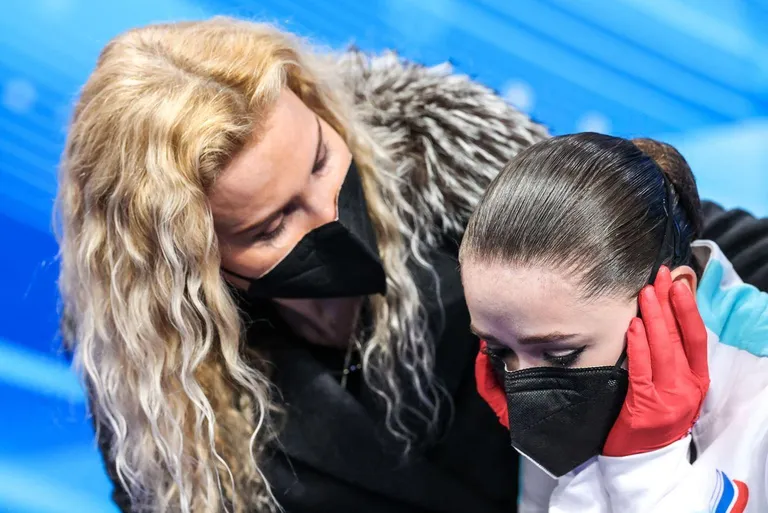 Камила Валиева с тренером Этери Тутберидзе после выступления с произвольной программой на Олимпиаде-2022