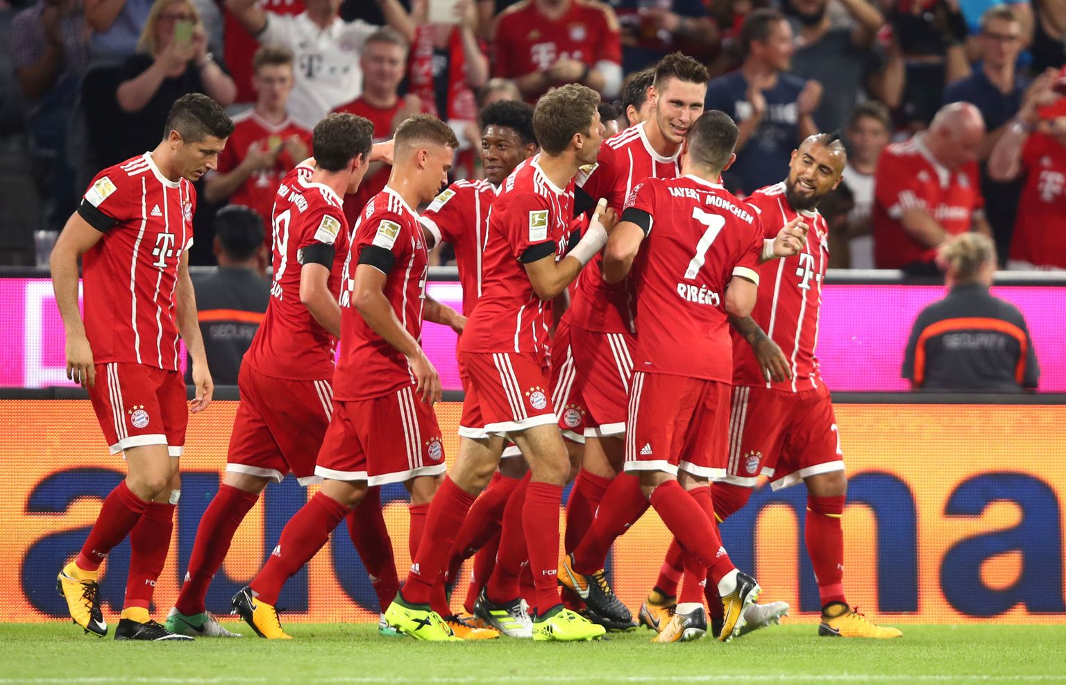 Müncheni Bayern kohtumise avaväravat tähistamas.