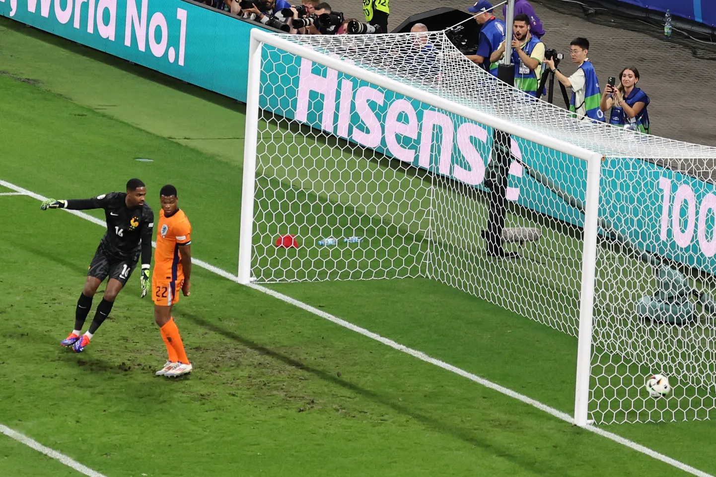 Holland lõi palli võrku, aga Denzel Dumfriesile (oranžis) fikseeriti suluseis.