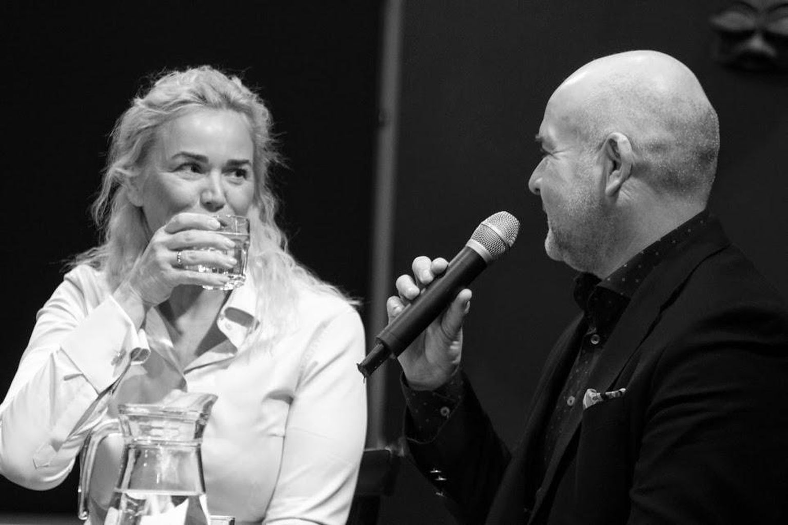 Rakvere teatri vestlusringis rääkisid 90-ndatest ajakirjanik Kärt Anvelt ja siseminister Andres Anvelt.