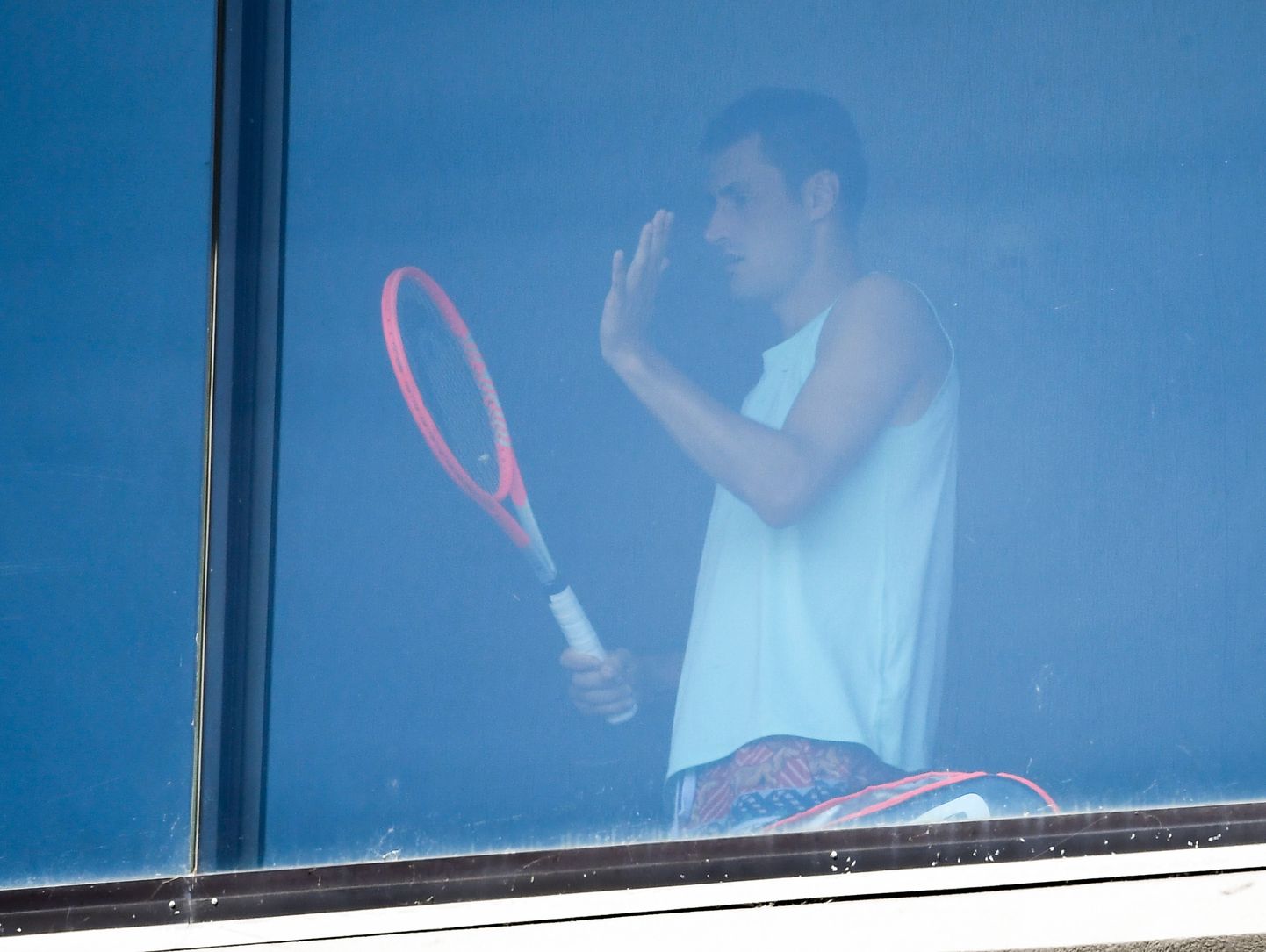 Ka Austraalia tennisemängija Bernard Tomic peab Melbourne`is hotellitoas püsima.