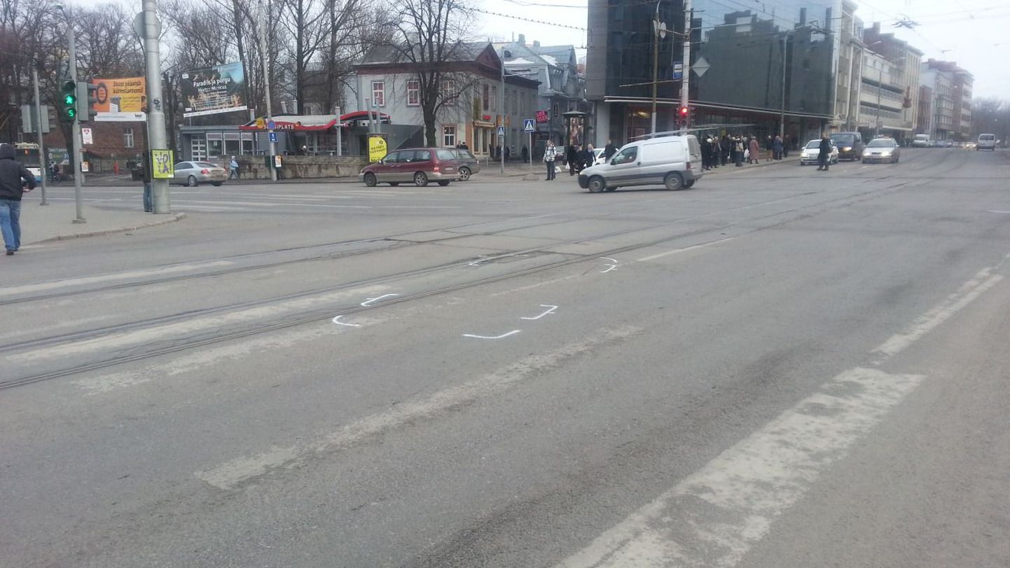 Pärnu maanteel jäi auto alla punase tulega teele jooksnud poiss.
