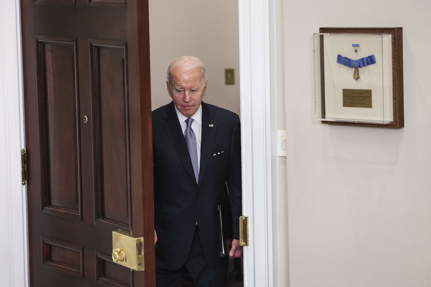 USA president Joe Biden 21. aprillil 2022 Valges Majas Roosevelti toast rahva ette astumas.