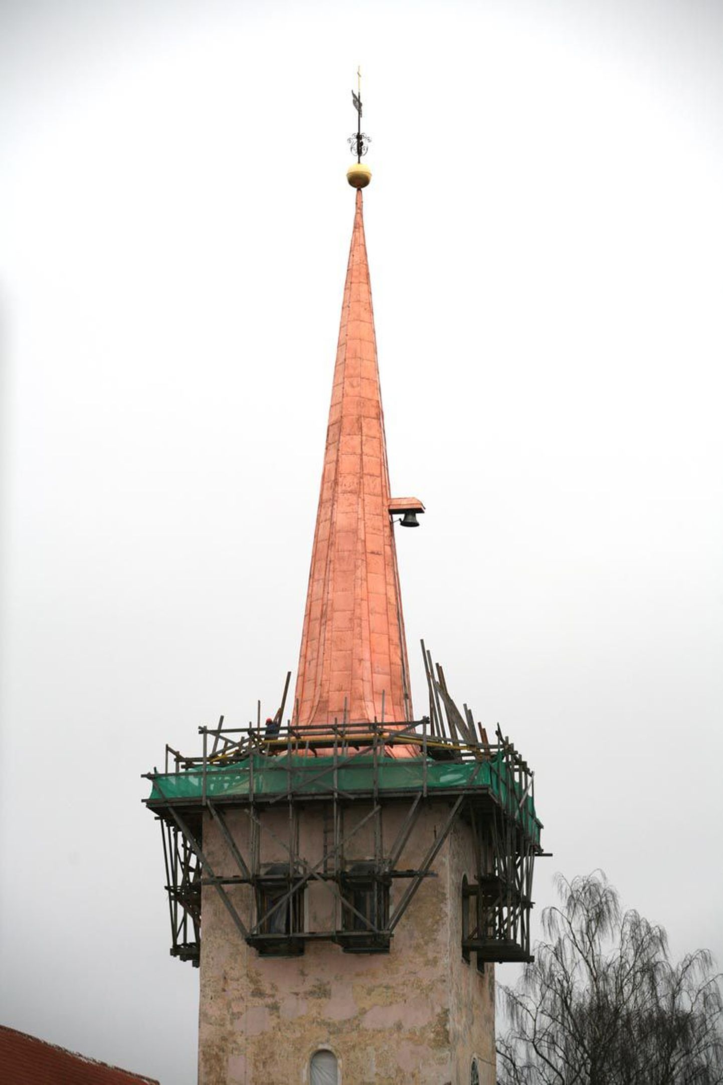 Paide Püha Risti kiriku tornikiivril on nüüd lisaks ennistatud tornikuulile, ristile ja tuulelipule vahetatud ka vaskplekk.