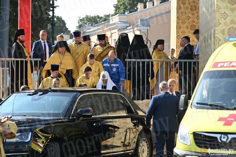 Сразу после крестного хода патриарху Кириллу потребовалась скорая помощь.