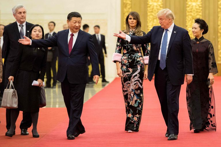 Donald Trump ja Melania Trump koos Hiina president Xi Jinpingiga Suurde Rahvasaali sisenemas.