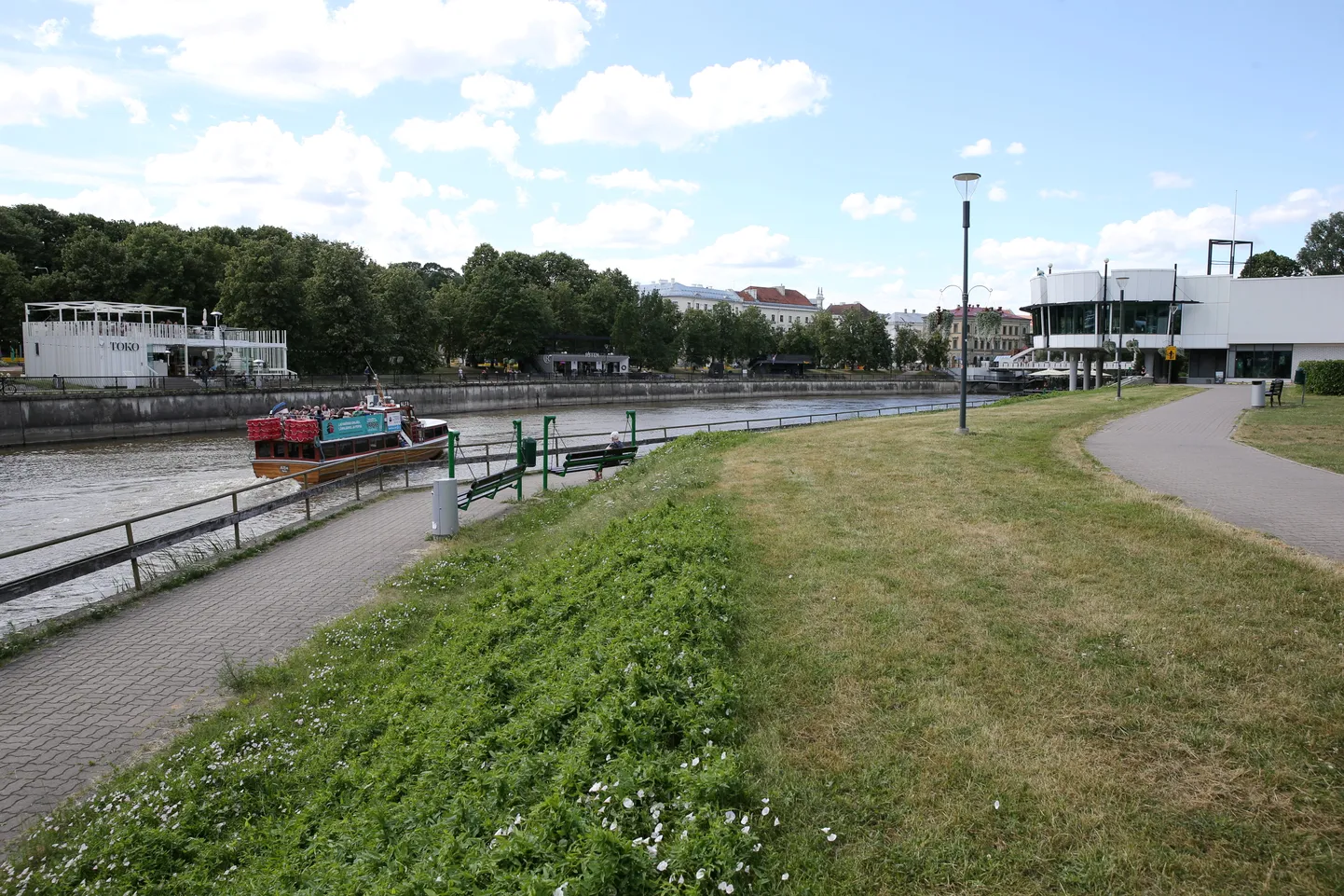 Emajõe kaldaäärne Atlantise juurest Rahu silla suunas. Linn kavandab rekonstrueerida kümme meetrit vasakkaldast.