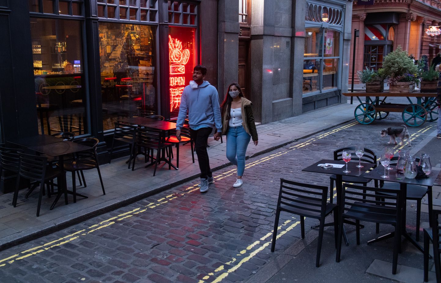 Tühjad lauad Londoni restorani ees.