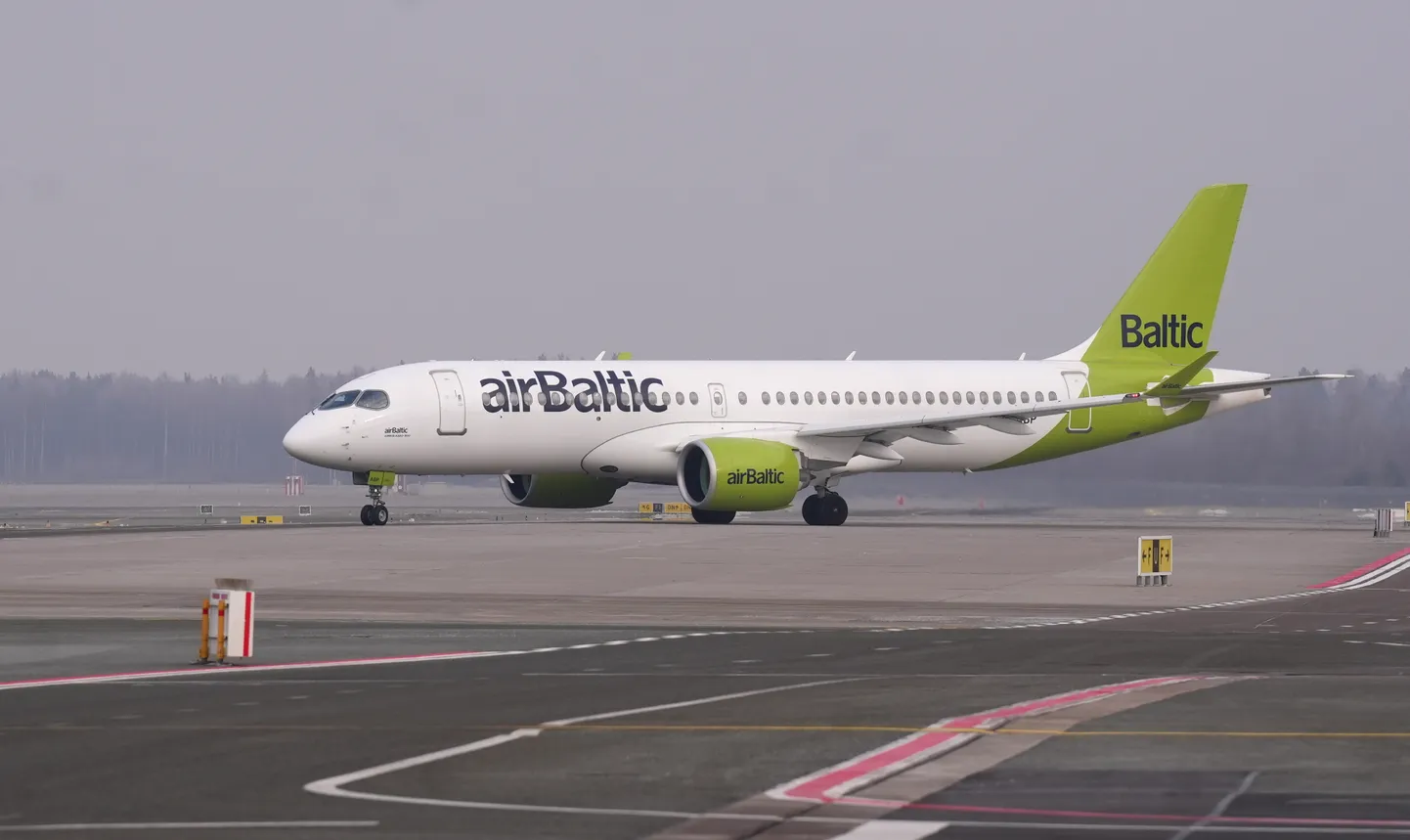"airBaltic" lidmašīna Rīgas lidostā. Ilustratīvs attēls.