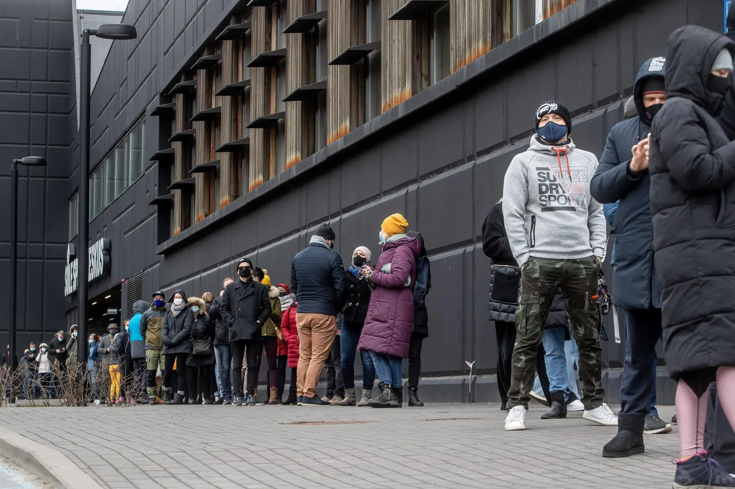 Sõle spordihoone vaktsineerimiskeskuses jagati piiratud aeg järele jäänud vaktsiini kõikidele soovijatele, kes olid vähemalt 30 aasta vanused. Kiiresti jõudis kohale mitusada inimest, kuid enamus neist jäi süstist siiski ilma.