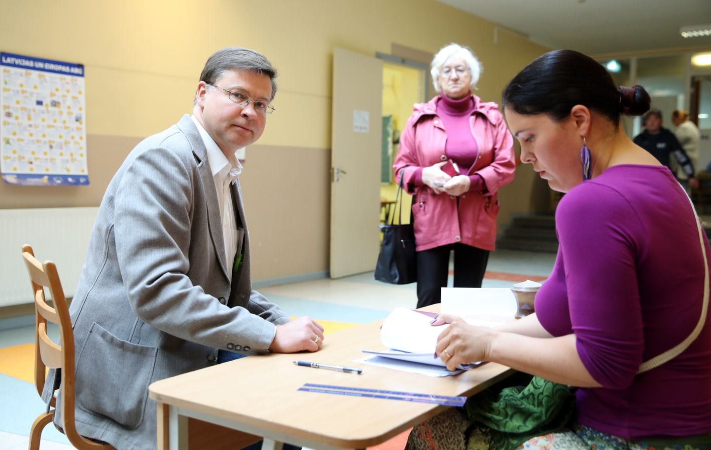 Eiropas Komisijas viceprezidents Valdis Dombrovskis piedalās Eiropas Parlamenta vēlēšanās 85.vēlēšanu iecirknī Rīgas Teikas vidusskolā