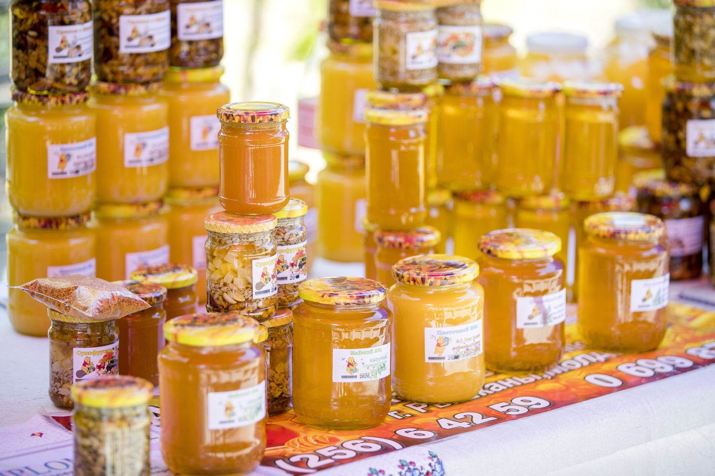 Euroopa Mesilaste Toetusühing kavatseb välja töötada EL mesinike toodetud mee märgistamiseks kaubamärgi, mille kasutamise tingimused on rangelt kontrollitavad. Pilt on illustratiivne.