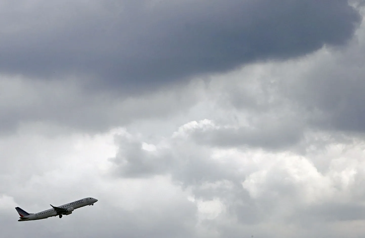Brasiilias valmistatud reisilennuk  Embraer E-190.