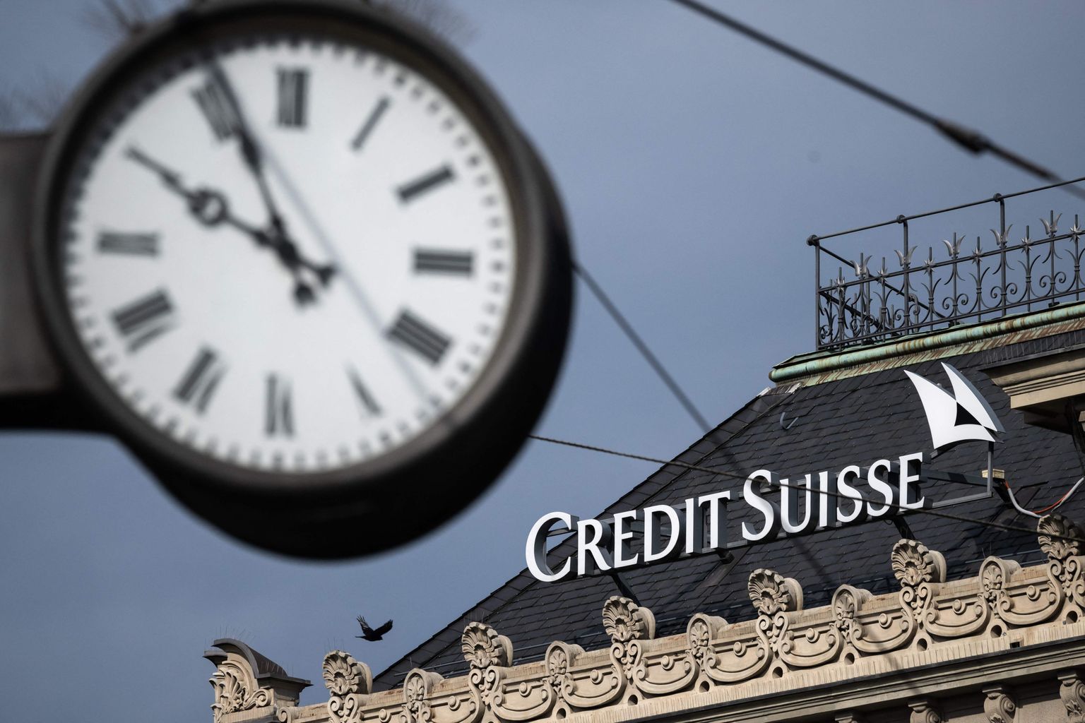 Kell tiksub Šveitsi suurpangale Credit Suisse'ile. Foto on illustratiivne.