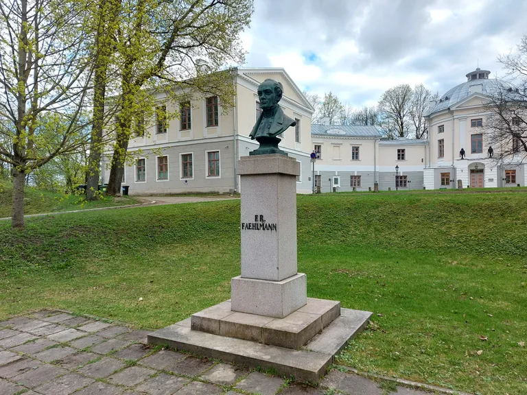 Friedrich Robert Faehlmanni mälestusmärgi vana anatoomikumi juures on modelleerinud Voldemar Mellik. Alus on graniidist, büst pronksist. Mälestusmärk avati 18. mail 1930.