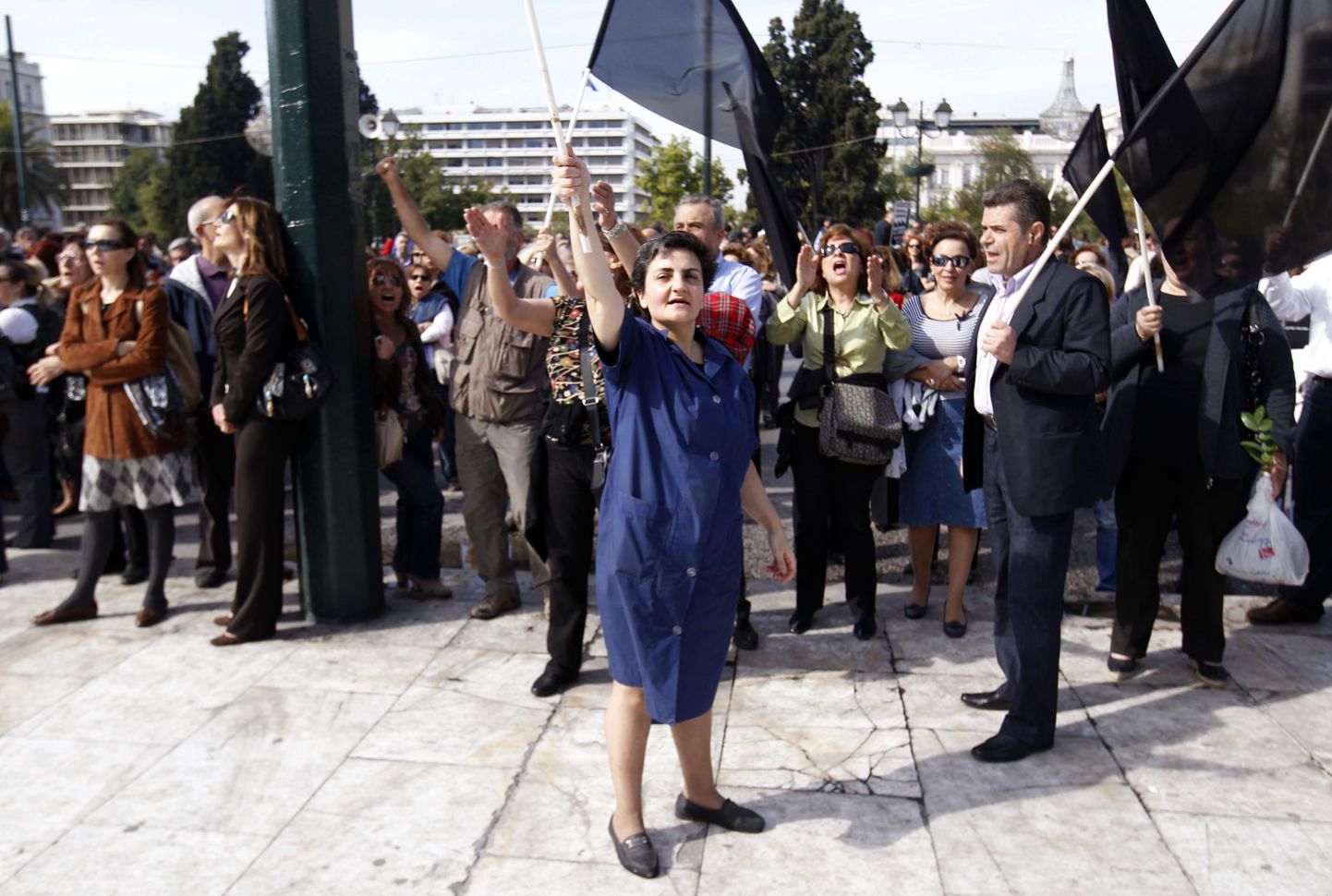 Pildil Kreeka riigiteenistujate meeleavaldus Ateenas parlamendihoone ees.